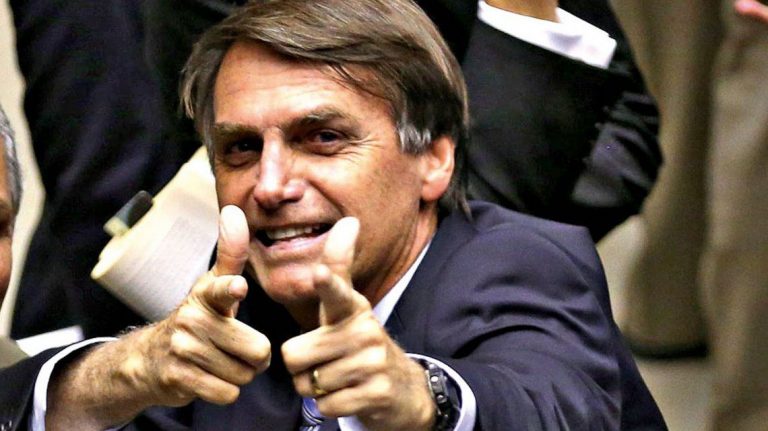 Tras el récord de muertos en un día en Brasil, Bolsonaro bromea sobre la pandemia