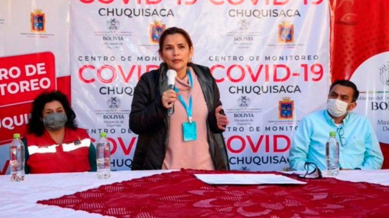 Insólito: la autoproclamada presidenta de Bolivia, Jeanine Áñez, usa una “tarjeta bloqueadora de coronavirus”