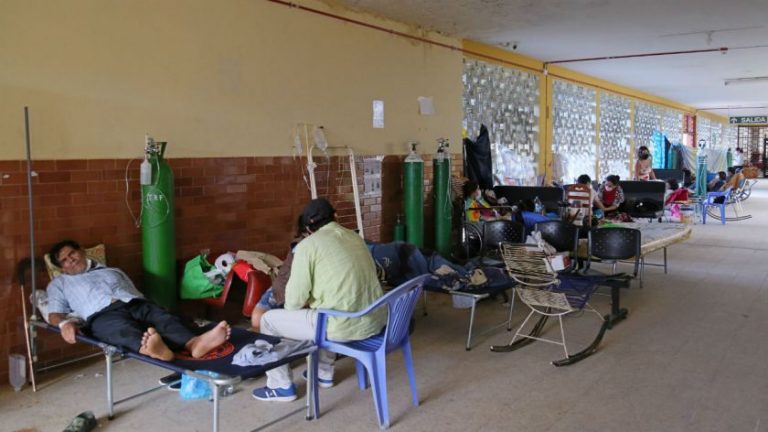 Coronavirus en Perú: el virus se dispara, la gente muere en sus casas y contratan a venezolanos para ir a buscar los cuerpos