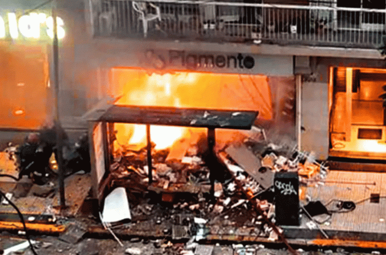 Explosión e incendio en una perfumería en Buenos Aires: murieron dos bomberos