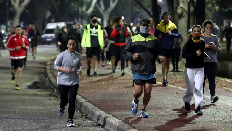 Uno de los médicos que asesora a Alberto Fernández insultó a los runners porteños: “Son unos millennials estúpidos”