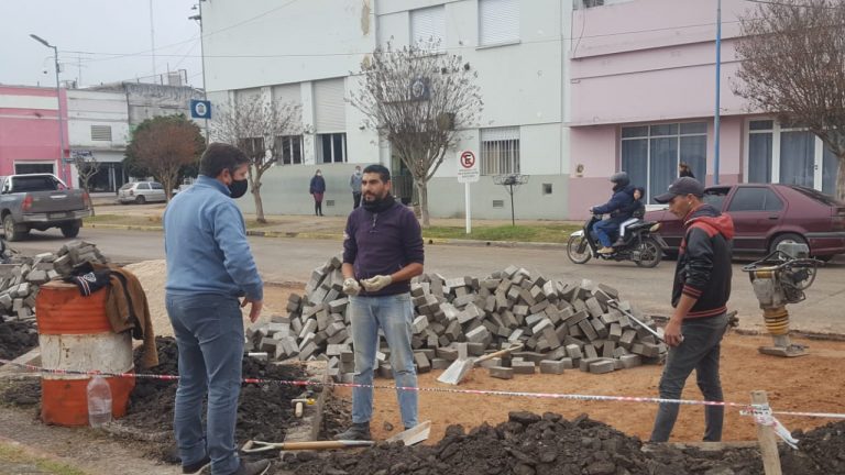 Basso: El municipio coloca adoquines en Plazoleta del Centenario