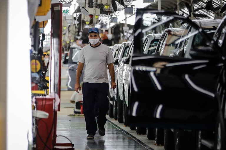 Caso Toyota: por qué la empresa no consigue jóvenes con secundario completo para puestos de 150 mil pesos