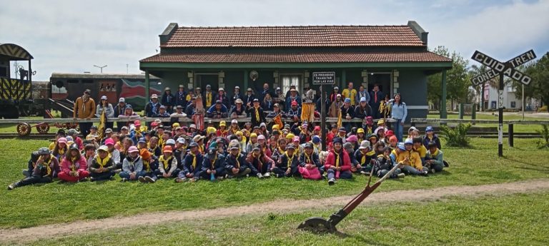 Numeroso grupo de Scout visitó el Museo Ferroviario