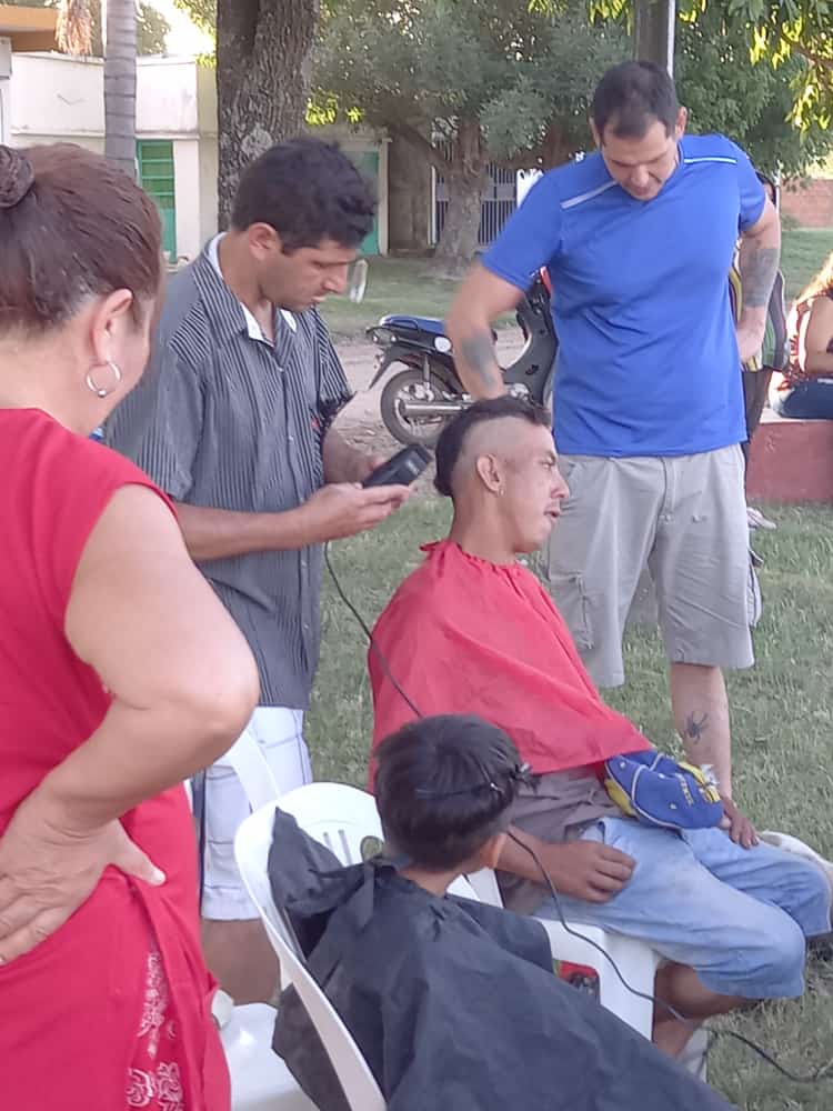 Se realizó una jornada solidaria entre peluqueros y el área de la Juventud