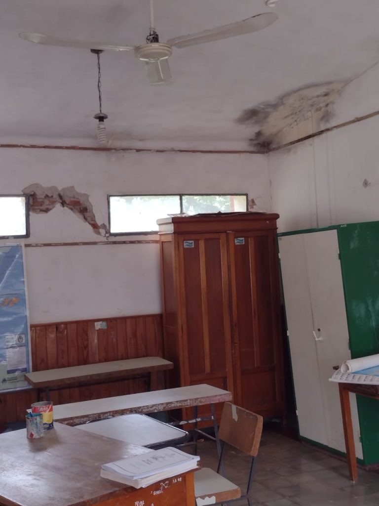Padres denuncian públicamente el estado deplorable de la escuela de Líbaros