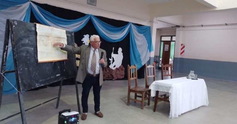 Juan Saracha, veterano de Malvinas, disertó en el ex Colegio Nacional. Hoy llega Miguel Mista.
