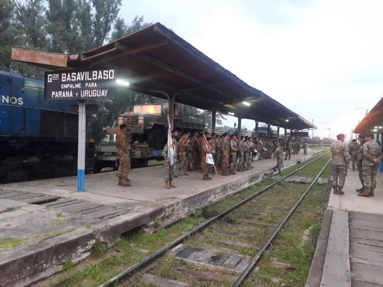 Movimiento militar en la estación Basavilbaso del ferrocarril