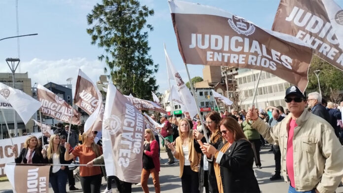 Movilización y reclamo del personal judicial en Paraná