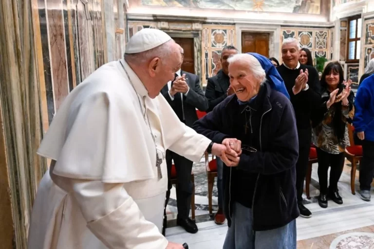 La monja que rompió el protocolo y lloró junto al ataúd de Francisco tiene una historia cercana a la Argentina