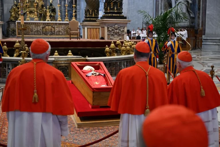 Casi 100.000 fieles participaron en los primeros dos días de exequias del papa Francisco
