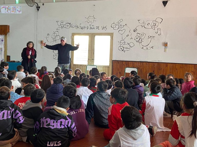 Pintan mural en la Escuela N° 47 “Maestro Isaías Torres”