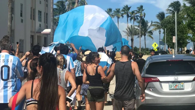 La grieta también llegó al consumo: un sector viaja a Miami y el otro no llega a fin de mes