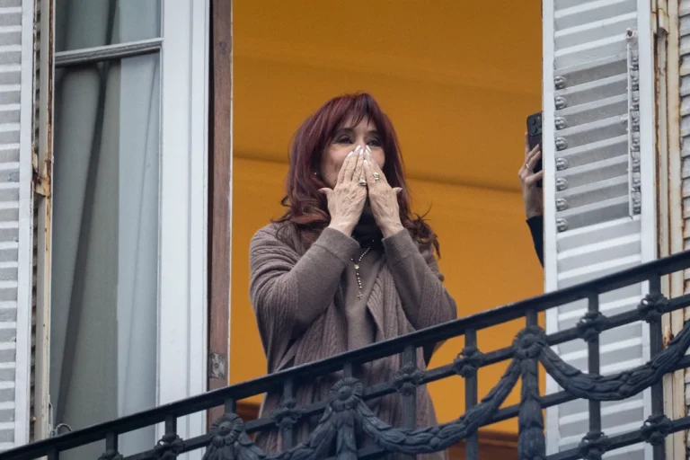 Cristina Kirchner se prepara para presentarse el miércoles en Comodoro Py, acompañada por una movilización