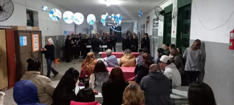 El Coro municipal “Magnificat” comenzó la recorrida por escuelas nocturnas