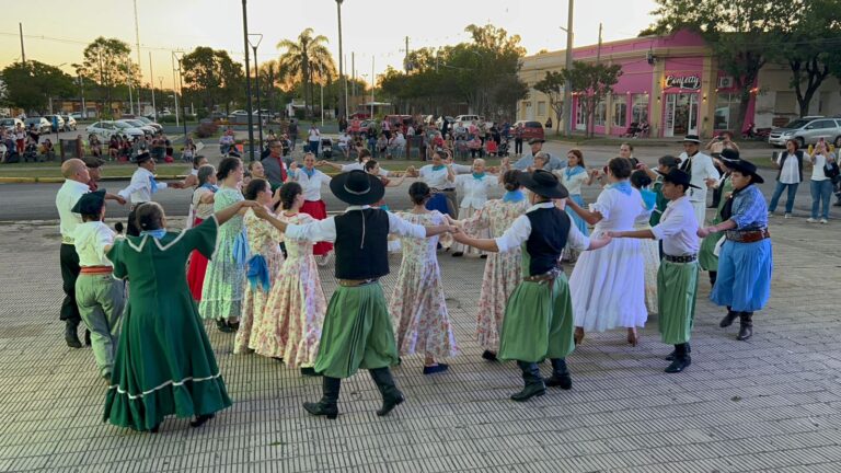 Se bailó el Pericón Nacional en plazoleta San Martín